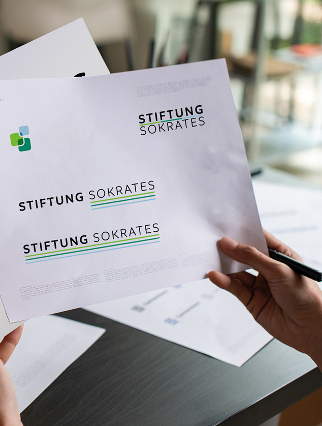 Das neue Logo der Stiftung Sokrates rückt die Wortmarke in den Vordergrund, reduziert das Bildmotiv und setzt auf klare, serifenlose Typografie für eine moderne, prägnante Identität.
